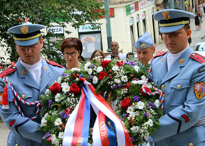 Věnec Ministerstva obrany položila náměstkyně MO Alena Netolická a poradce NGŠ generálmajor Jiří Verner