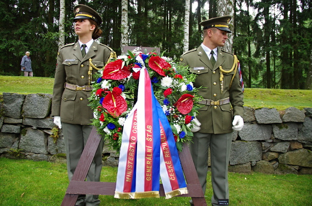 Věnec věnovaný MO a GŠ AČR