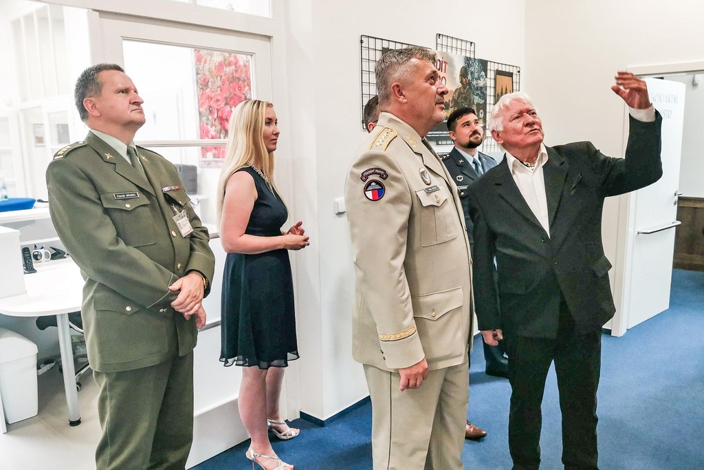 Akademický malíř Pavel Vavrys vysvětluje koncept nového obrazu arm. gen. Aleši Opatovi, náměstkovi ředitele ÚVN plk. Zdeňkovi Brabcovi a kpt. Mattiovi Bernardinimu se snoubenkou.