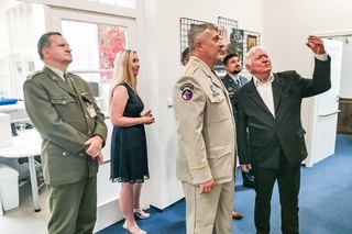 Akademický malíř Pavel Vavrys vysvětluje koncept nového obrazu arm. gen. Aleši Opatovi, náměstkovi ředitele ÚVN plk. Zdeňkovi Brabcovi a kpt. Mattiovi Bernardinimu se snoubenkou.