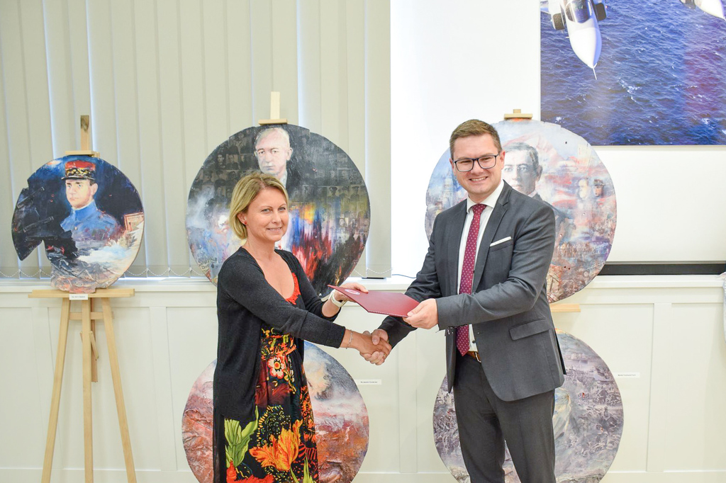Za ÚVN podepsala memorandum o spolupráci s LOM PRAHA, s.p. náměstkyně ředitele paní Daniela Kamarádová. Na snímku s ředitelem LOM PRAHA, s.p. panem Jiřím Protivou