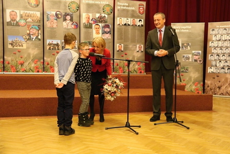 Veronika Stropnická přebírá od dětí květiny