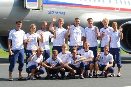 Synek s veslaři, Marušková a stolní tenistky odletěli do Londýna