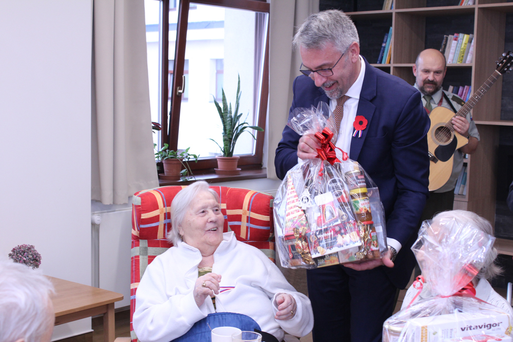 A předal jim vánoční dárky