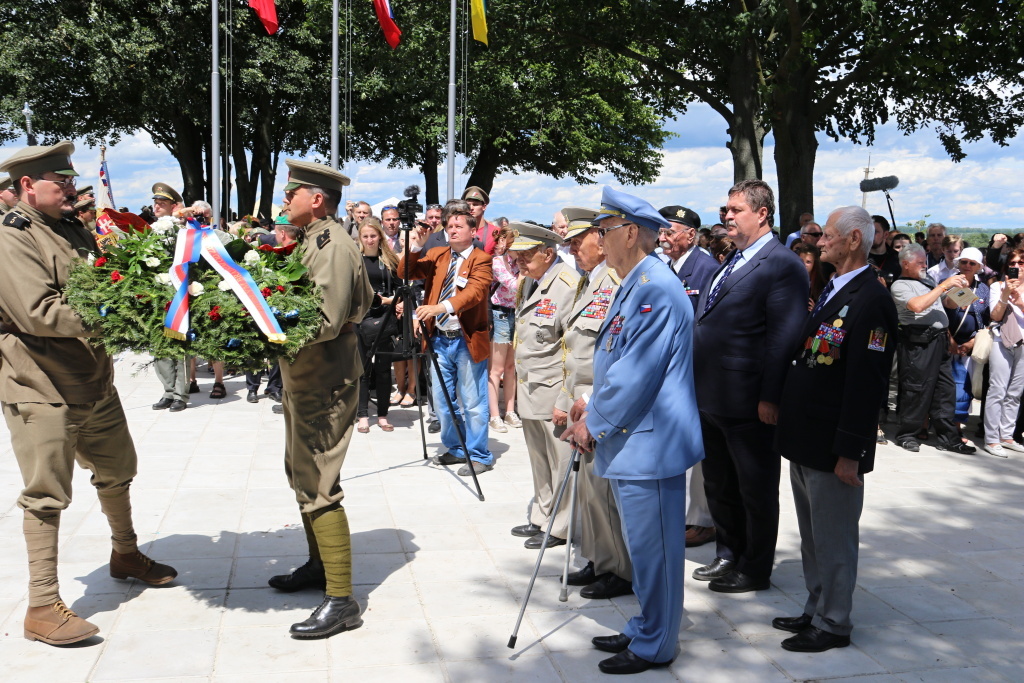 Váleční veteráni při kladení věnců