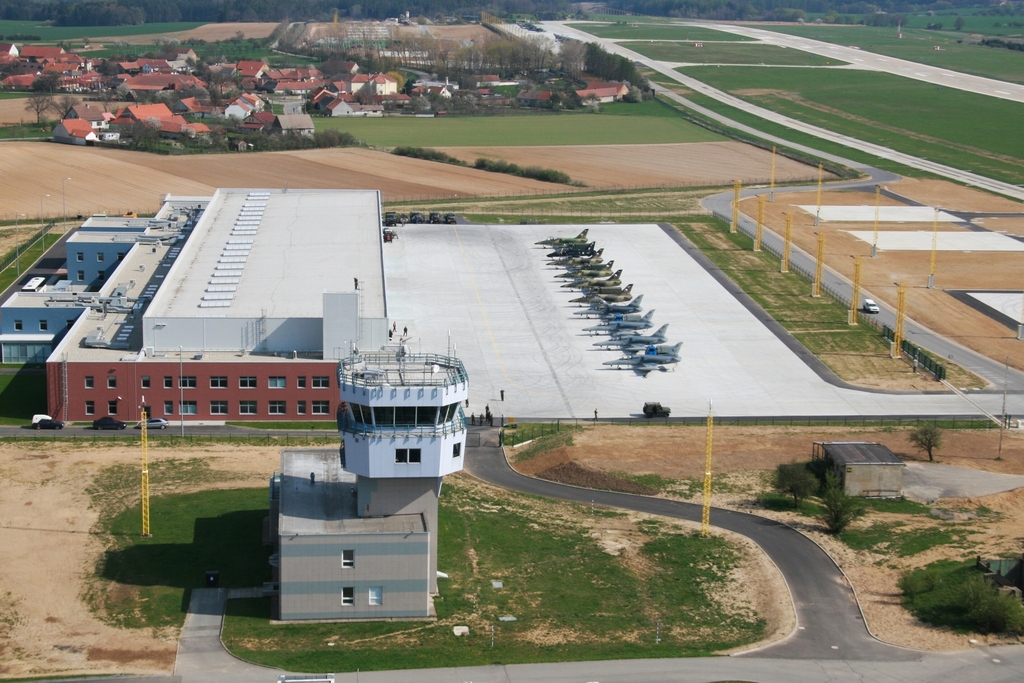 Řídící věž na letišti v Náměšti