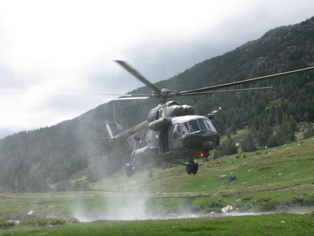 Víceúčelový vrtulník krátce před přistáním v nadmořské výšce 2600 m.n.m