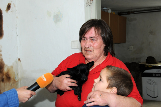 Za rodinu Plesarových si dar přebírala babička s vnukem (2)