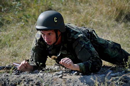 Olympionici Dukly trénovali v maskáčích - boj s tanky, střelbu i průchod ohňovou cestou