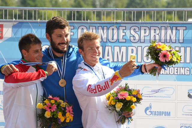 Vítěz singlkajaku Josef Dostál na podiu pro nejlepší