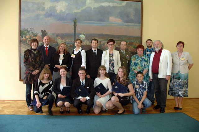 Vítězní studetni se svými pedagogy a rodiči