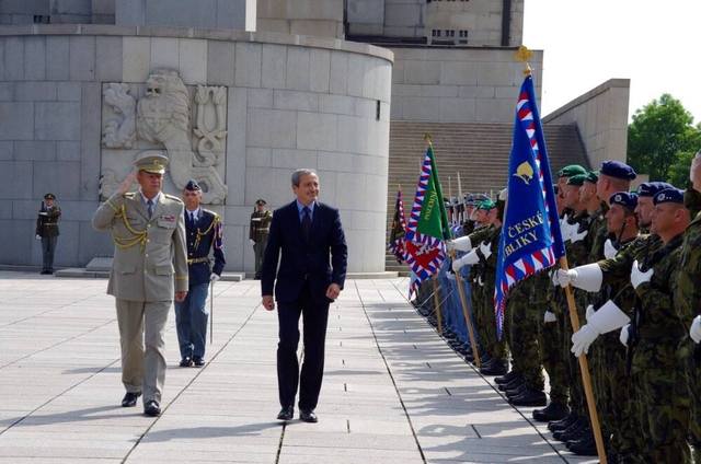 Ministr i náčelník Generálního štábu zdraví vojáky