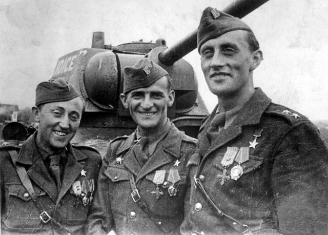 Vyznamenaní od Kyjeva: zleva A. Sochor, J. Buršík, R. Tesařík. 