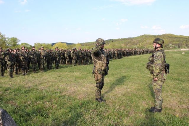 Vlevo plukovník Josef Trojánek podává hlášení veliteli 4. brigády plukovníku Romanu Náhončíkovi