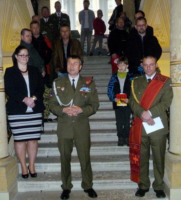 Vlevo ředitelka Regionálního muzea v Chrudimi Klára Habartová, uprostřed vrchní praporčík 43. vpr Robert Otáhal