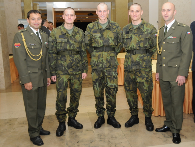 Vodní slalomáři -  vojíni Karlovský, Kašpar a Šindler s trenéry poručíky Štěpánkem a Volfem