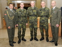 Vodní slalomáři -  vojíni Karlovský, Kašpar a Šindler s trenéry poručíky Štěpánkem a Volfem