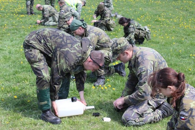 Vojáci brigádního úkolového uskupení při procvičování okamžité dekontaminace po použití bojové chemické látky