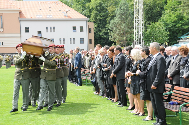Vojáci čestné stáže odnesli rakev