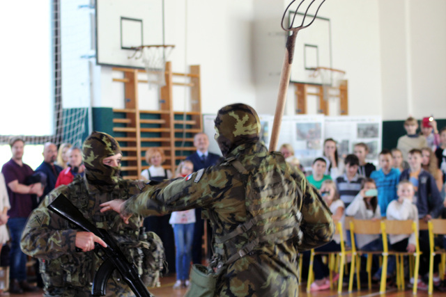 Vojáci dětem předvedli různé situace z bojového výcviku