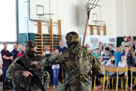 Vojáci dětem předvedli různé situace z bojového výcviku