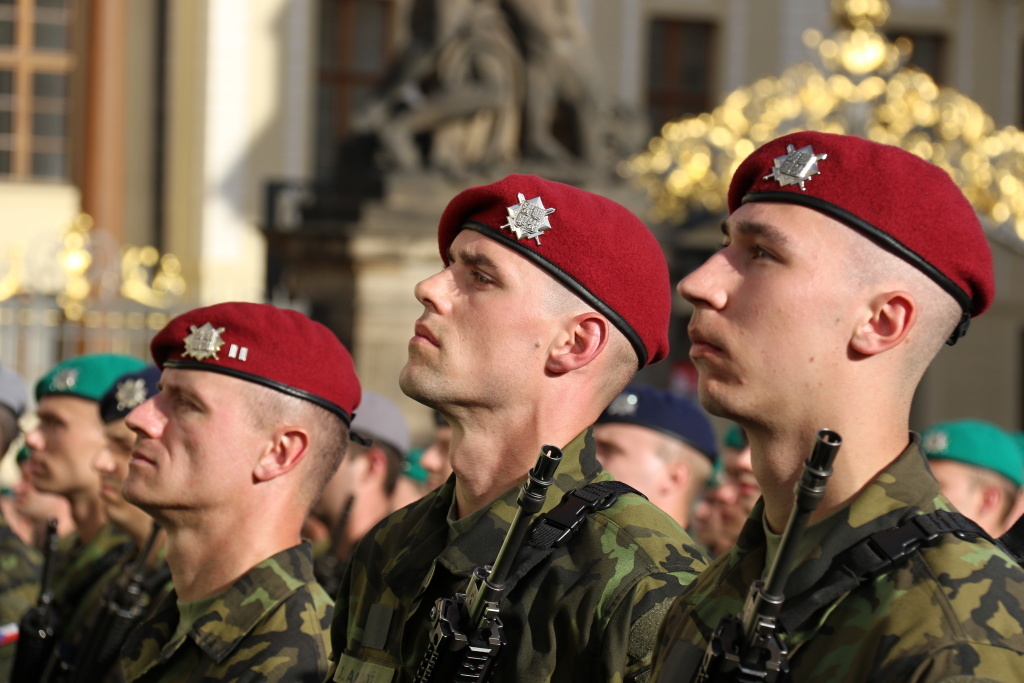 Vojáci na Hradčanském náměstí 