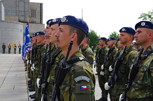 Vojáci na slavnostním nástupu