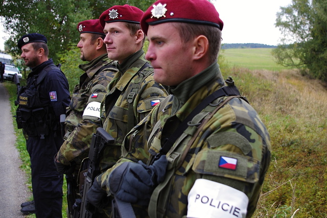 Společné nasazení vojáků a policistů