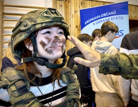 Vojáci nechali děti nahlédnout do armádního světa.