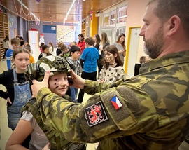 Vojáci nechali nahlédnout děti do armádního světa.