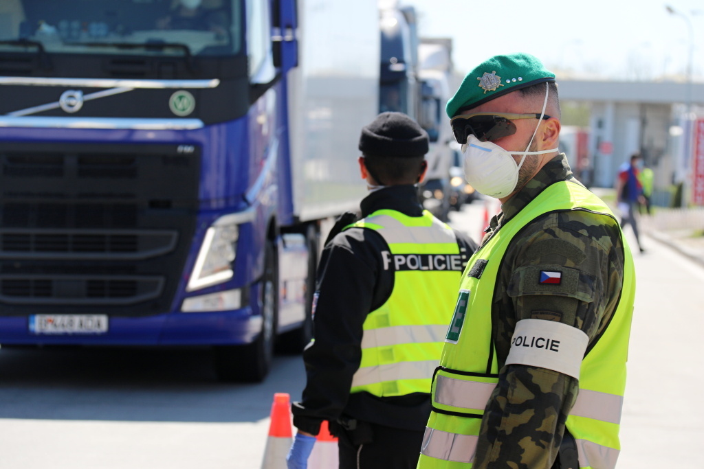 Vojáci pomáhají policistům na hraničním přechodu