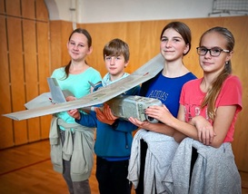 Vojáci poprvé na školách představili bezpilotní prostředky Raven a Vážka A.