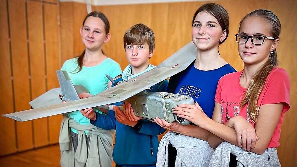 POKOS poprvé předvedl vojenské drony. Prohlédly si ho děti na severní Moravě