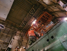 Vojáci přebírající náklad na palubě letounu