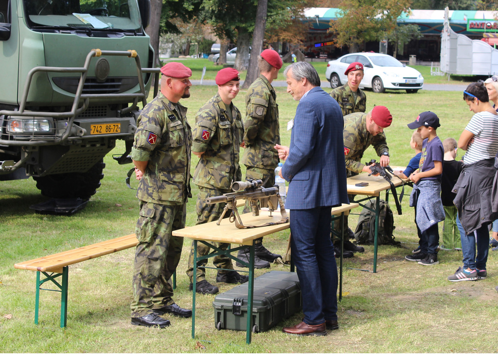 Vojáci představili ministru obrany svoji výzbroj