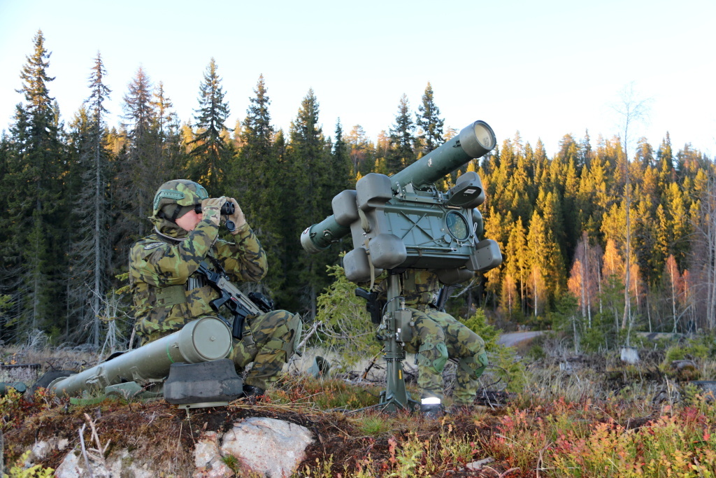 Vojáci při zaměřování cílů systémem RBS-70 