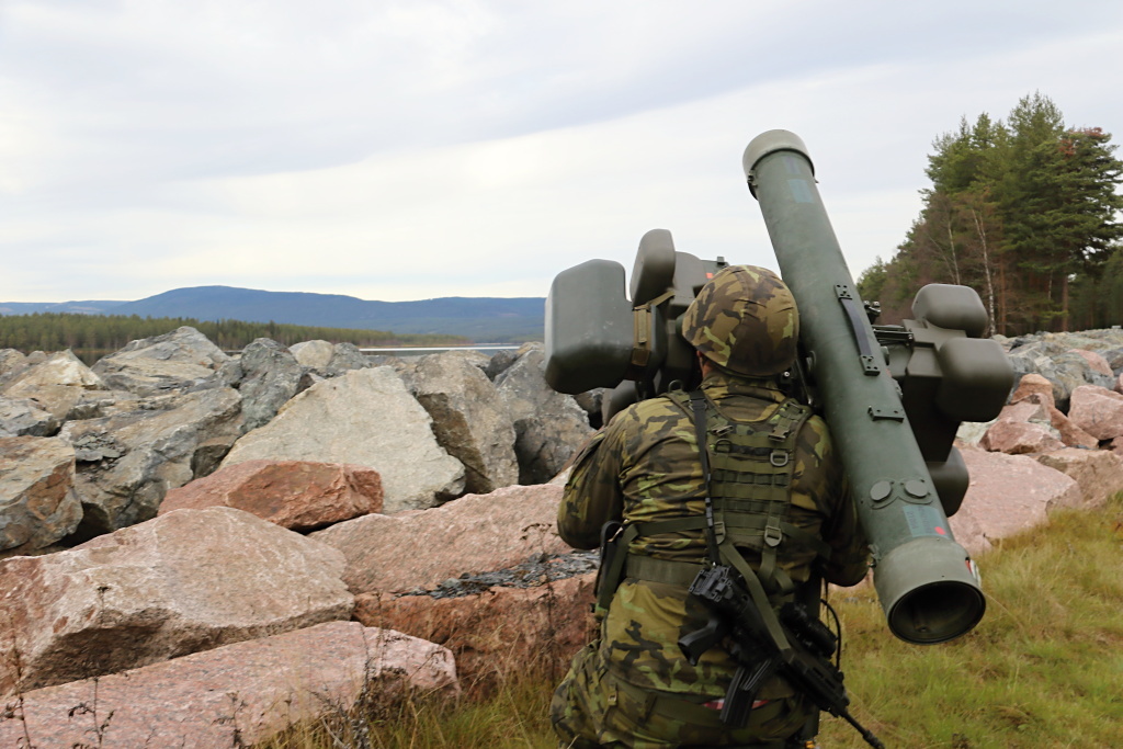 Vojáci při zaměřování cílů systémem RBS-70 