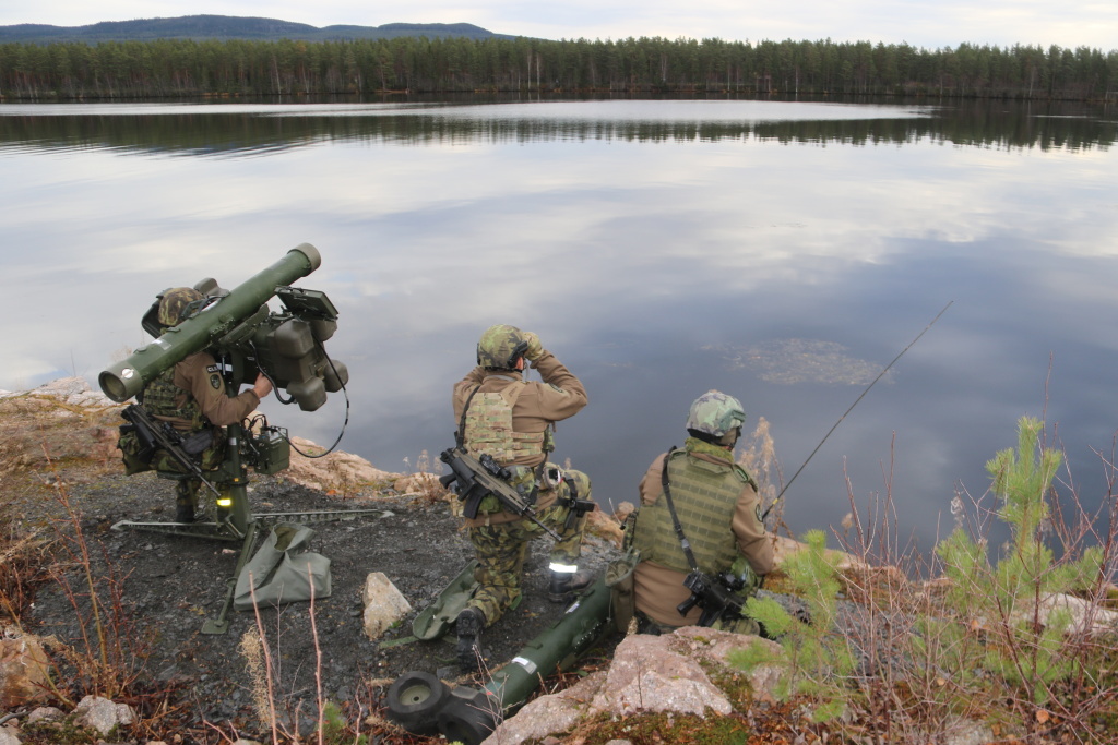 Vojáci při zaměřování cílů systémem RBS-70 