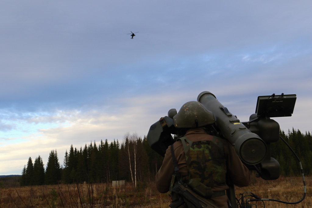 Vojáci při zaměřování cílů systémem RBS-70 