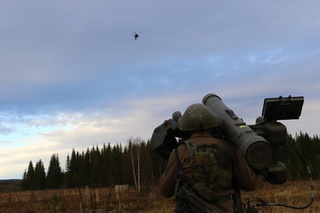 Vojáci při zaměřování cílů systémem RBS-70 