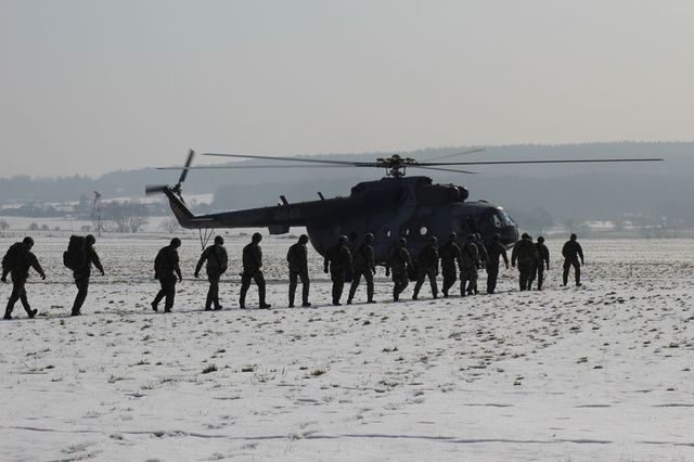 Vojáci přicházejí k vrtulníku, ze kterého zanedlouho slaní