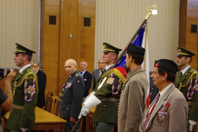 Přinášení státní vlajky přihlíží válečný veterán plukovník v.v. Pavel Vranský