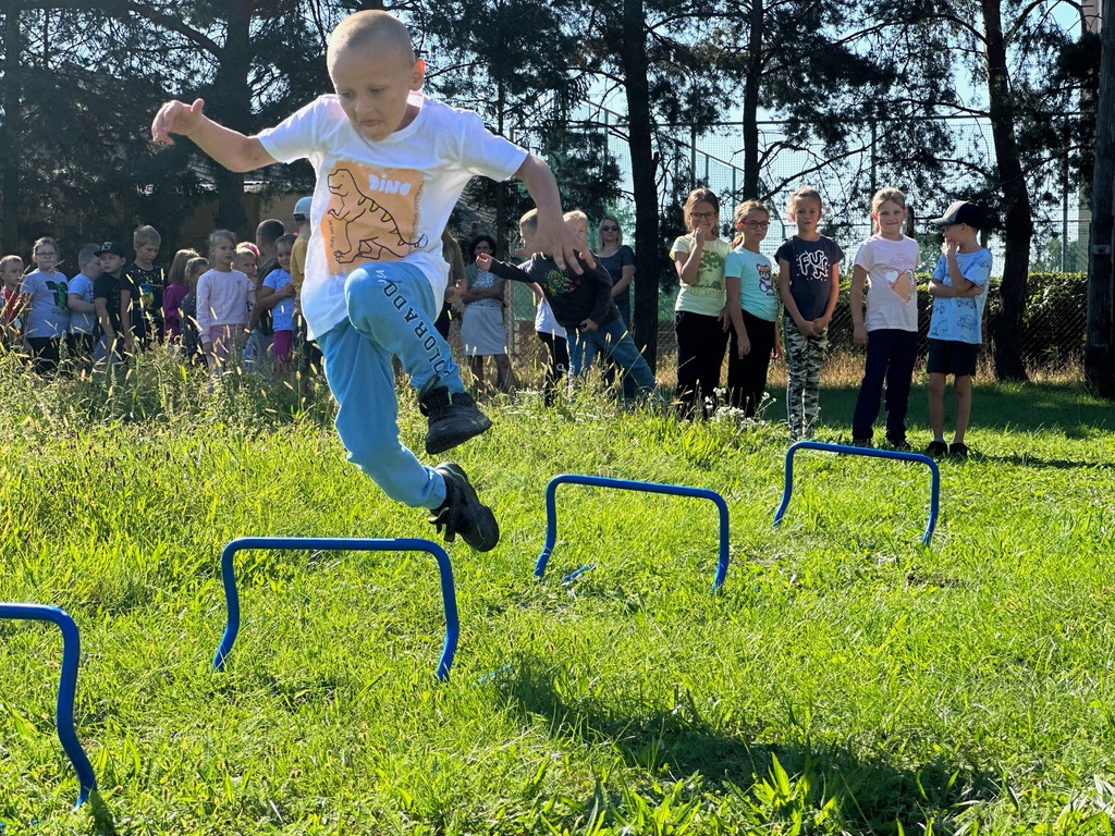 Vojáci připravili pro děti překážkovou dráhu