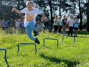 Vojáci připravili pro děti překážkovou dráhu