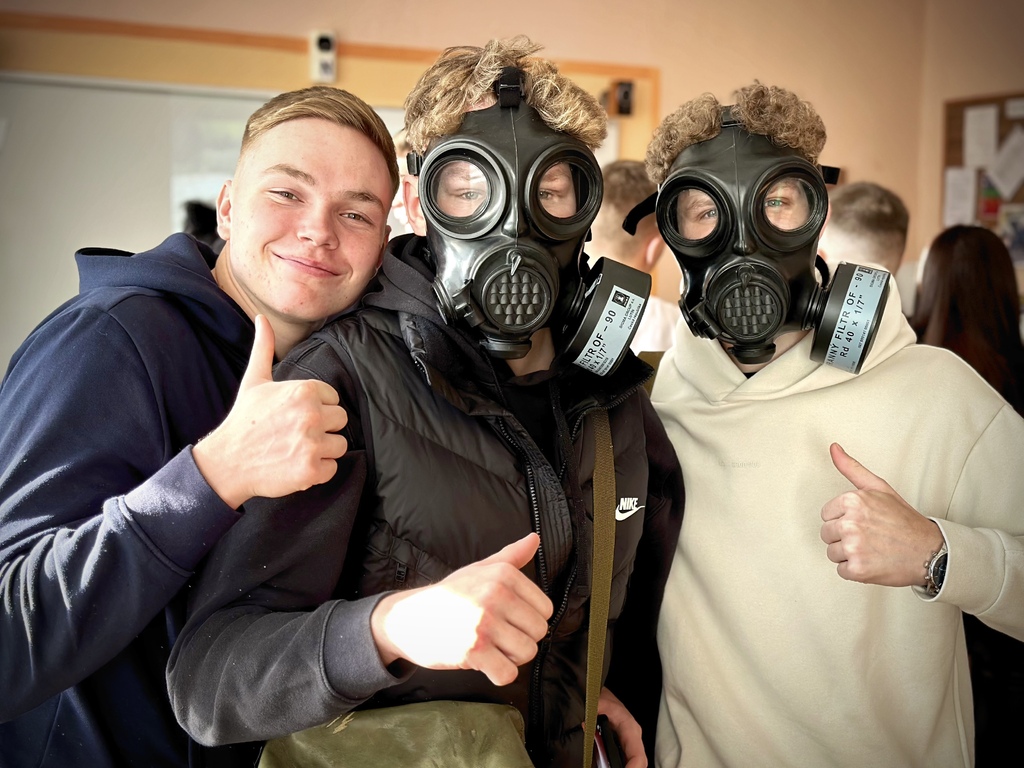 Vojáci učili děti, co dělat v případě mimořádných situací.