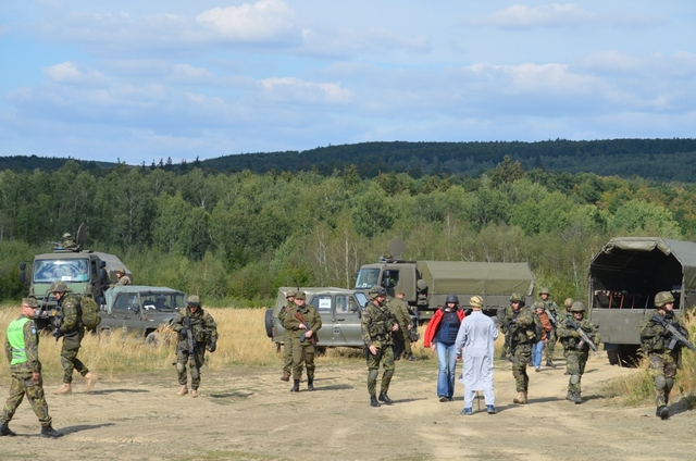Vojáci v doprovodu tlumočníků a Afghánské národní armády přijíždí do jedné z vesnic