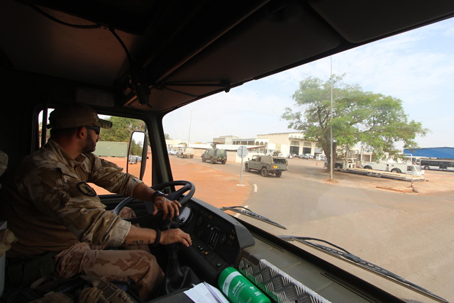 Vojáci v Mali zvládají obratně jízdu v hustém provozu Bamaka