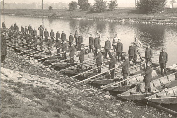 vojáci z Karlínských kasáren cvičí na Vltavě - historie