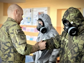 Vojáci z Liberce vystřídali za katedrou učitele Střední školy diplomacie a veřejně správy v Mostě a  Základní školy Na Stínadlech v Teplicích.