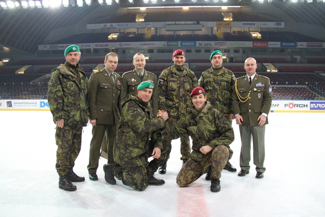 Vojáci z povolání, v aktivní záloze i veteráni, kteří přišli v uniformách, udělali památeční snímek na ledě